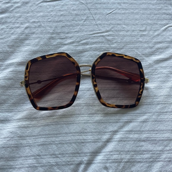 Oversized sunglasses - Picture 2 of 3